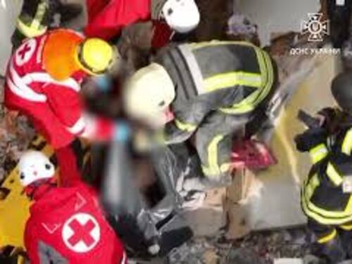 Palazzo colpito da missile russo a Odessa, 12 vittime tra cui 5 bambini. Le immagini delle macerie