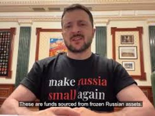 "Make Russia small again", la nuova t-shirt di Zelensky che fa il verso al motto di Trump