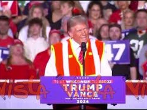 Trump vestito da spazzino replica a Biden: 250 milioni di americani non sono spazzatura