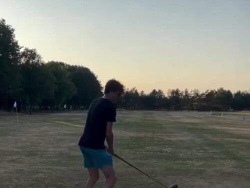 Sinner gioca a golf ma il risultato è un disastro: VIDEO