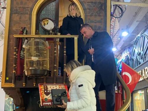 Giorgia Meloni al Gran Bazar di Istanbul prima del vertice con Erdogan