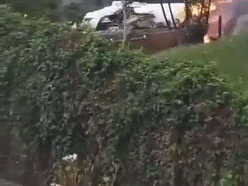 L'aereo VoePass al suolo avvolto dalle fiamme dopo l'impatto