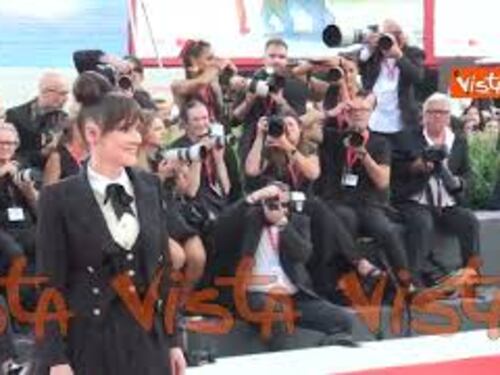 Venezia 81, Winona Ryder sfila sul red carpet con un lungo abito di tulle nero di ispirazione gotica