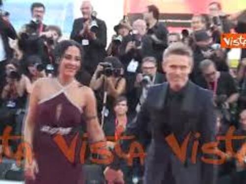 Venezia 81, Willem Dafoe sul red carpet mano nella mano con la moglie Giada Colagrande