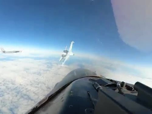 L'incontro tra un caccia russo e un jet Usa nei cieli dell'Alaska