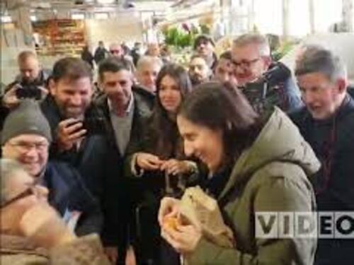 Elly Schlein contestata da una pensionata al mercato di Quirra a Cagliari: "Vada a lavorare"