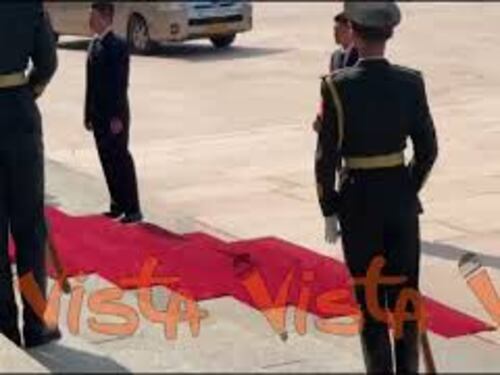 I soldati entrano nella Grande Sala del Popolo di Pechino prima dell'incontro Meloni-Li Qiang