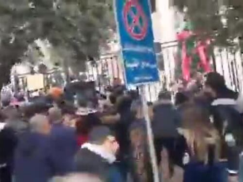 Cristiani protestano a Damasco dopo il rogo dell'albero di Natale
