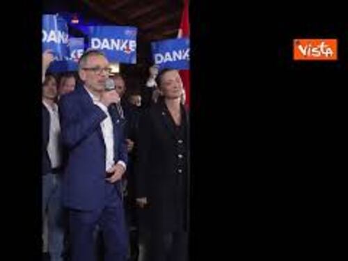 Elezioni Austria, vince l'estrema destra di Fpö, il leader Herbert Kickl festeggia con i sostenitori