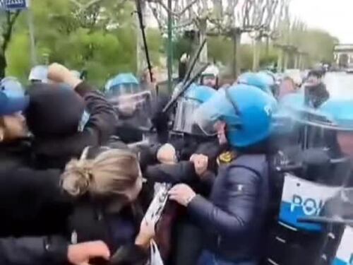 Scontri tra centri sociali e polizia a Torino
