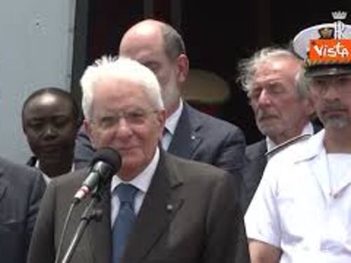Mattarella visita la nave Bettica e saluta l'equipaggio