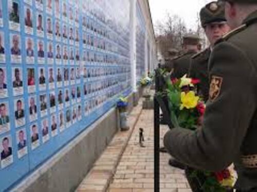 L'omaggio di Meloni, von der Leyen e Zelensky al muro dei caduti in Ucraina