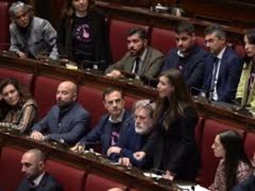 M5s con magliette pro aborto chiede informativa Meloni in Aula. Seduta sospesa