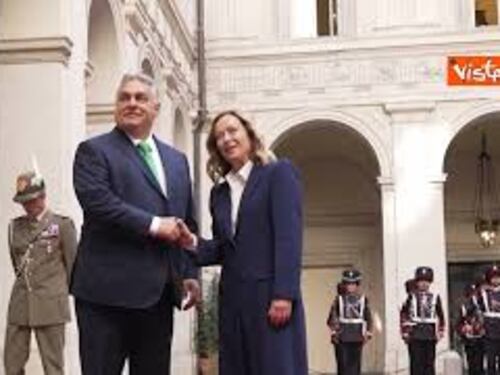 Meloni riceve Orban a Palazzo Chigi, il premier ungherese accolto con gli onori militari