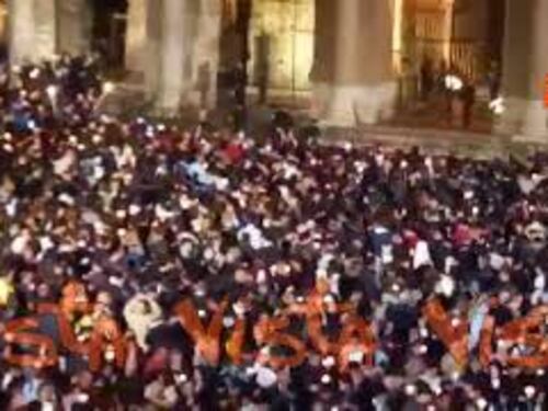 Papa non partecipa a via crucis per preservare salute. Le immagini della celebrazione al Colosseo