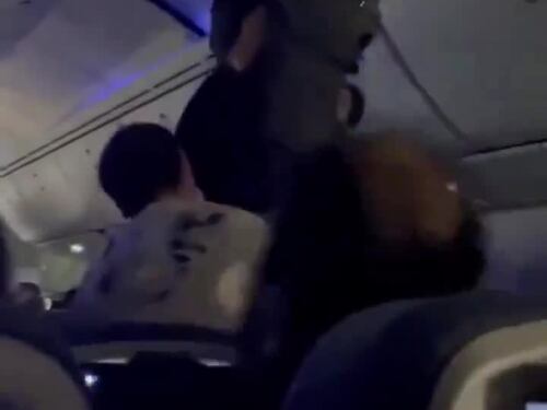 Passeggero incastrato nella cappelliera del volo tra Madrid e Montevideo