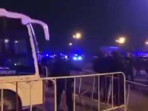Le forze speciali arrestano un uomo nei pressi della sala concerti di Mosca
