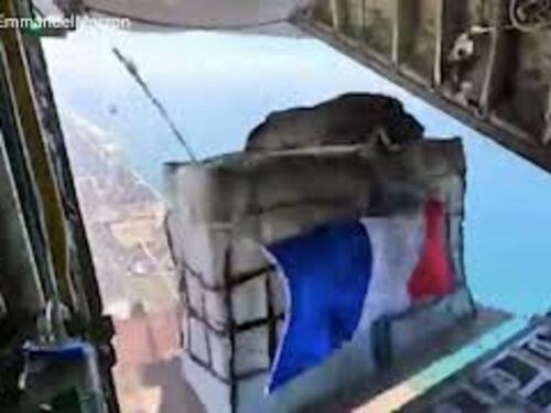 Macron mostra il lancio degli aiuti a Gaza dagli aerei francesi, il video diffuso sui social