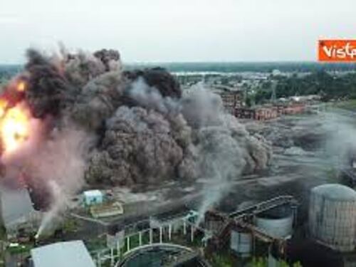 Ex centrale elettrica di Trenton, in Michigan demolita in pochi secondi, le spettacolari immagini