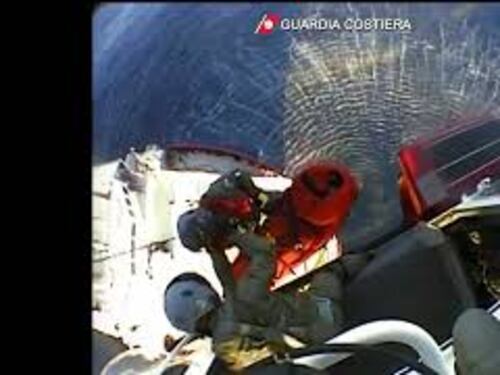 Ocean Viking, Guardia Costiera evacua due migranti