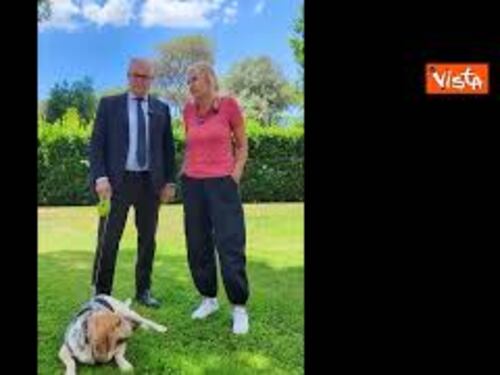 Gualtieri contro l'abbandono degli animali insieme a Licia Colò: "E' un reato e una vigliaccheria"