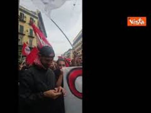 G7 Difesa a Napoli, la manifestazione di protesta dei comitati antagonisti
