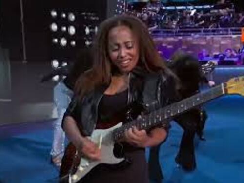 John Legend scatenato sul palco della convention dem Usa, canta e balla con Sheila E