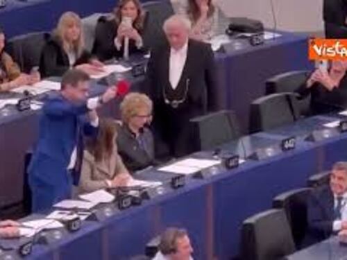 L'eurodeputato Ciocca suona il fischietto e mostra un cartellino rosso al Parlamento Ue