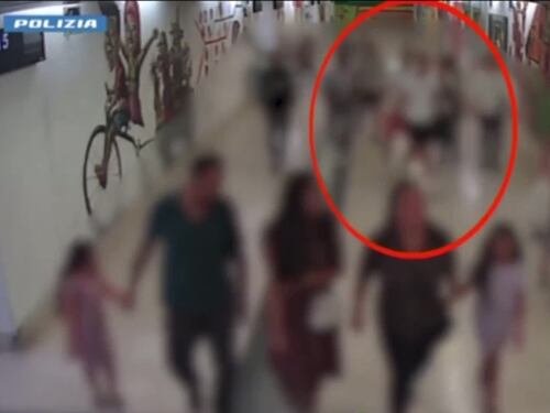 Le cinghiate e poi il coccio di bottiglia: l'aggressione choc a Milano