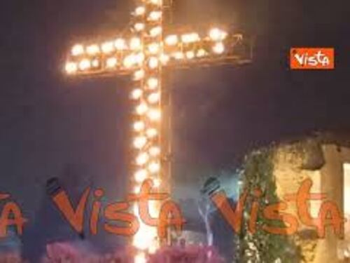 Tanti fedeli al Colosseo per la via crucis Papa Francesco non partecipa per preservare la sua salute