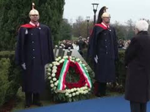 Trentennale alluvione Alessandria, Mattarella depone una corona al monumento delle vittime