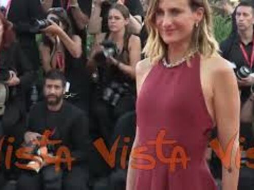 Venezia 81, l'attrice francese Camille Cottin sfila sul red carpet con un lungo abito bordeaux