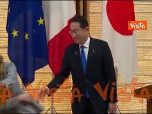 La stretta di mano tra Kishida e Meloni a Tokyo (ma la premier si gira prima per lasciare i fogli)