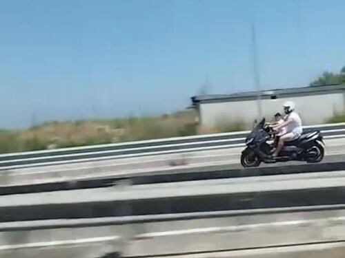 In scooter a 120 all'ora con un bimbo senza casco nel napoletano