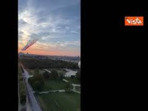 Le frecce tricolori francesi volano nel cielo di Parigi per l’apertura delle paralimpiadi