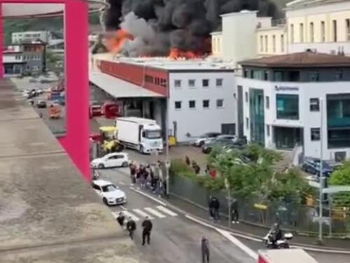 Bolzano, spazio aereo chiuso: in fiamme stabilimento di Alpitronic, azienda che produce colonnine di ricarica per le auto elettriche