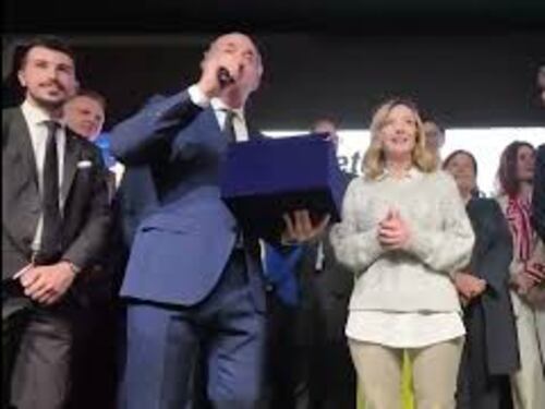 Meloni al Vinitaly, Zaia le regala una bandiera del Veneto