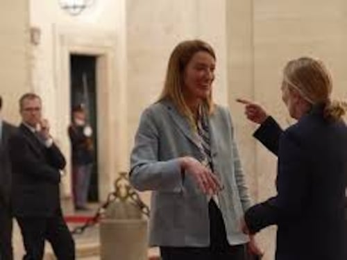 Metsola lascia Palazzo Chigi dopo incontro con Meloni, il saluto coi baci sulle guance