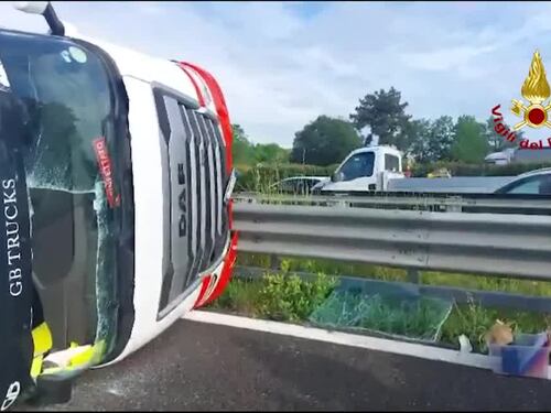 Camion con bestiame si ribalta sulla A4: bovini morti e strada chiusa | Il video