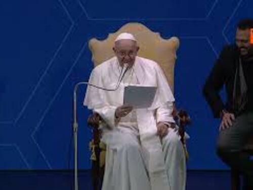 Una bimba interrompe Papa Francesco: "Dov'ero rimasto?"