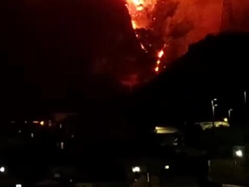 Le fiamme alte ai Camaldoli si sono avvicinate pericolosamente alle abitazioni