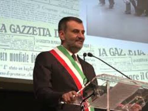 Decaro a Mattarella: "Bentornato a Bari, città antifascista"