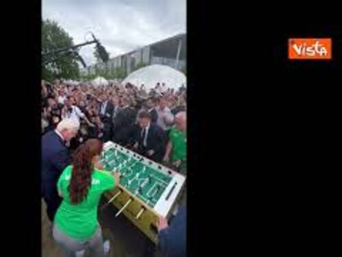 Macron in Germania, ecco la sfida a biliardino con il Presidente Steinmeier