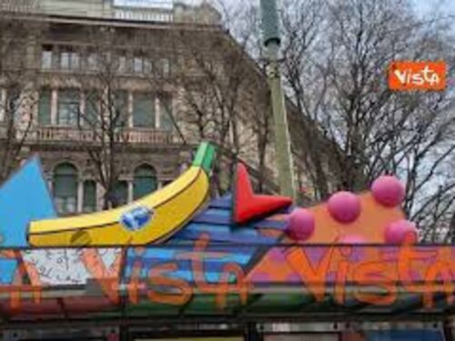 Una banana gigante a due passi dal Castello, Chiquita "colora" la fermata Cairoli a Milano