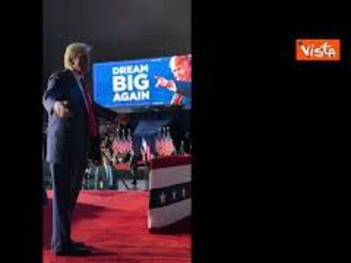 La "victory dance" di Trump sulle note di Ymca all'ultimo comizio prima del voto