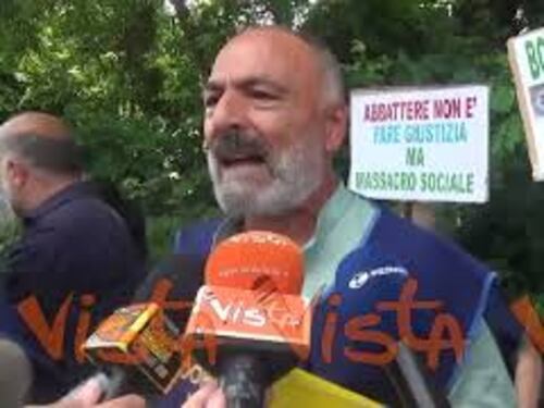 "Meloni fermi gli abbattimenti", la protesta a Caivano nel giorno della visita della Premier