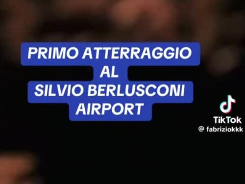 "Stiamo atterrando all'aeroporto Silvio Berlusconi". Il video che spopola sui social (e fa impazzire la sinistra)