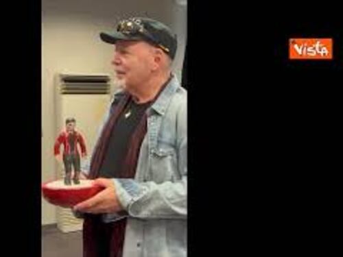 Il Presidente Lombardia Fontana premia Vasco Rossi: Con suoi concerti ha dato lustro a Lombardia