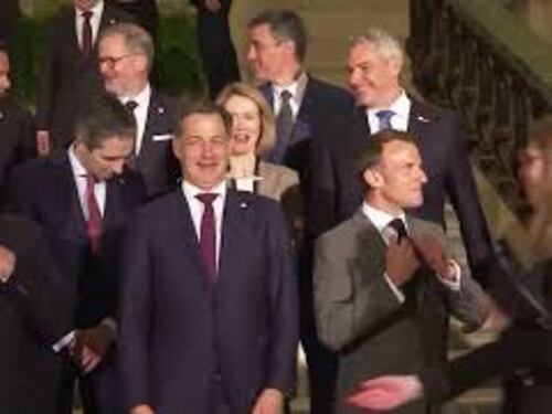 Consiglio Ue a Bruxelles, la foto di gruppo dei leader. Presente anche Meloni