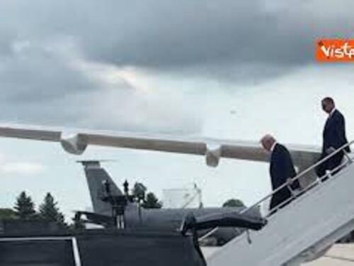 Trump arriva a Milwaukee, saluto con il pugno alzato scendendo dall'aereo